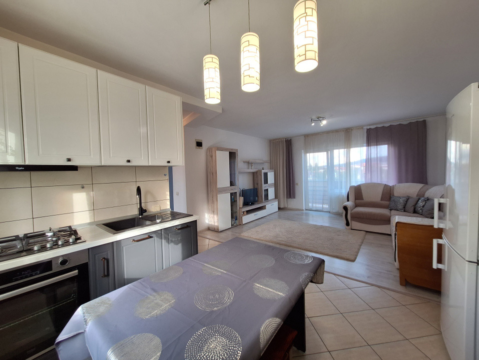 Apartament cu 3 camere, 2 bai, 2 parcari, zona Terra