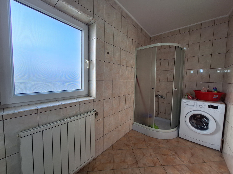 Apartament cu 3 camere, 2 bai, 2 parcari, zona Terra