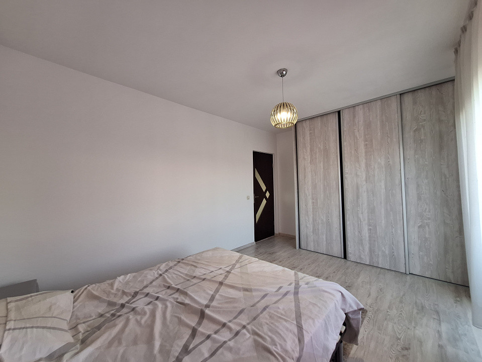 Apartament cu 3 camere, 2 bai, 2 parcari, zona Terra