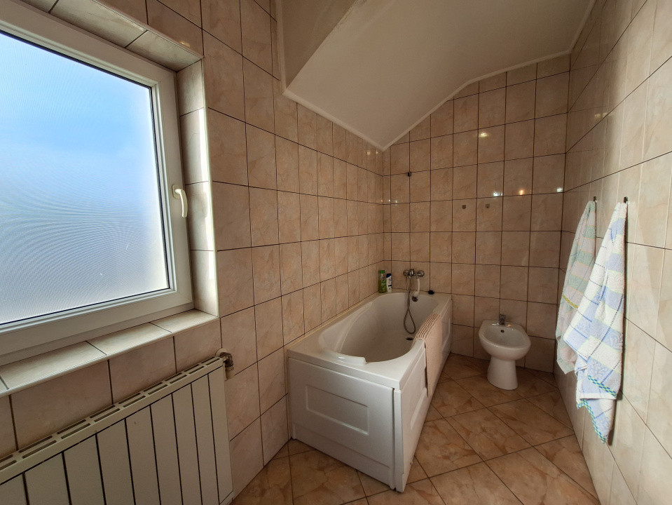 Apartament cu 3 camere, 2 bai, 2 parcari, zona Terra