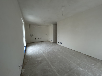 Apartament 3 camere, semidecomandat , finisat , zona Tineretului 