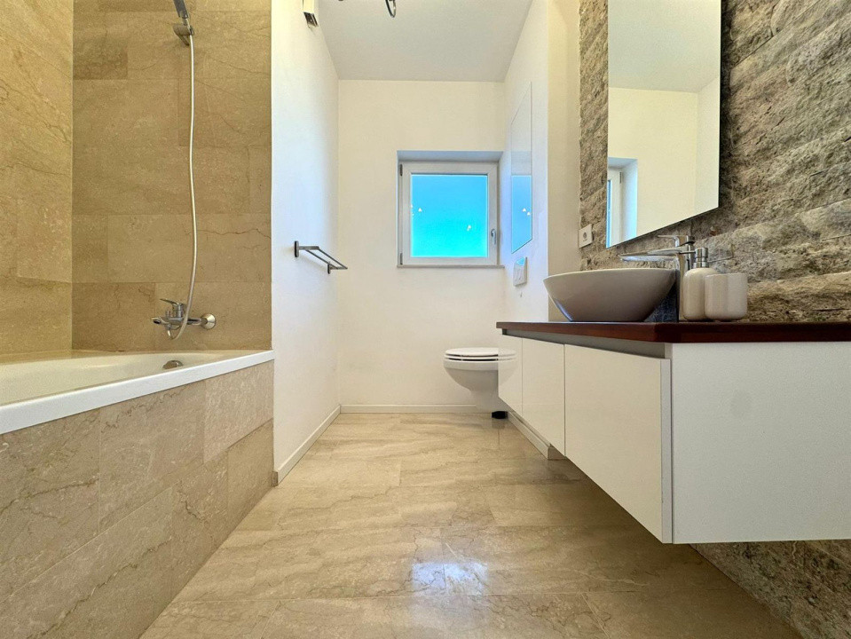 Apartament 3 camere, 80 mp utili, terasa, la cheie, zona Grand Hotel Italia