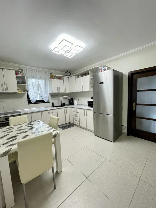 Casa  cu 4 camere, 300mp,garaj, str Votonet