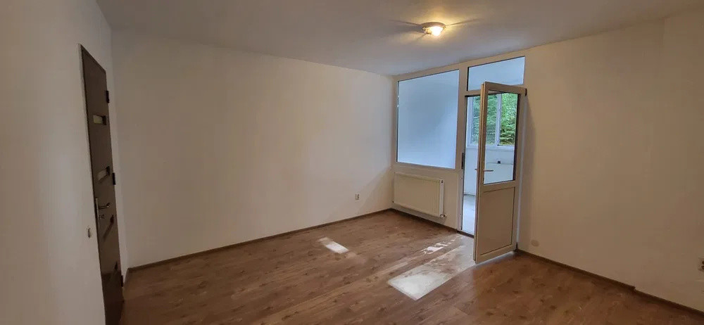 Garsoniera spatioasa, 32 mp, zona strazii Parang