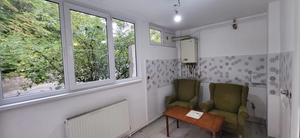 Garsoniera spatioasa, 32 mp, zona strazii Parang