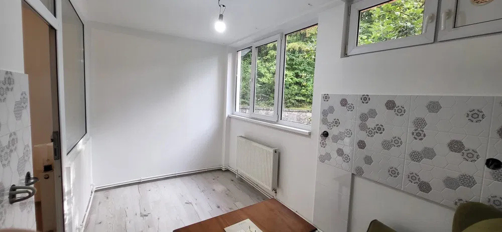 Garsoniera spatioasa, 32 mp, zona strazii Parang