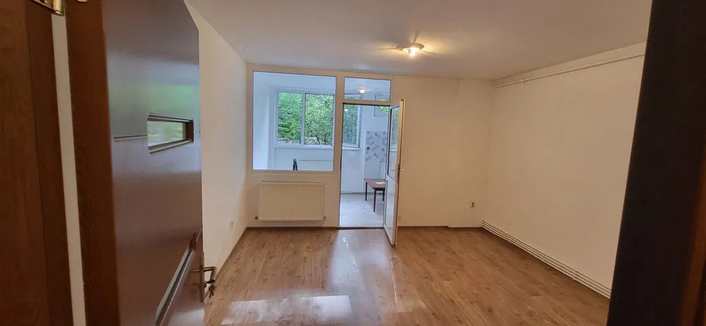 Garsoniera spatioasa, 32 mp, zona strazii Parang