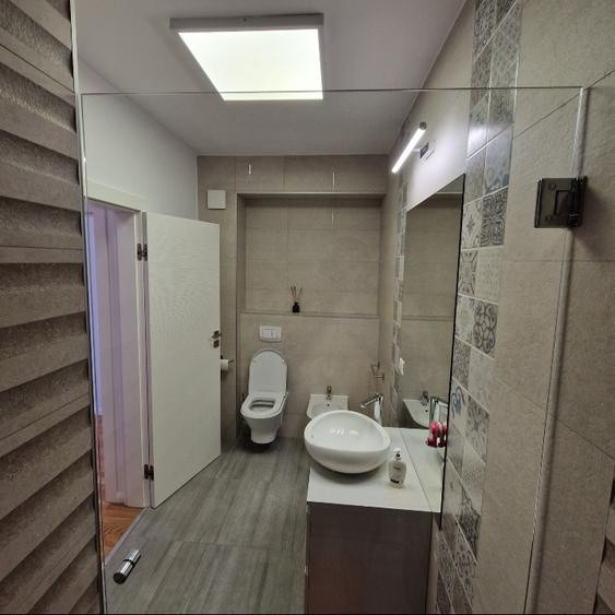 Apartament cu 3 camere,80mp,parcare,,Zona centru