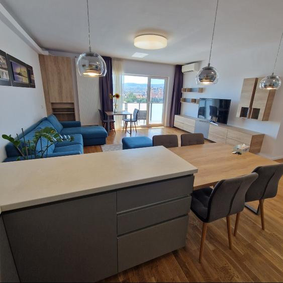 Apartament cu 3 camere,80mp,parcare,,Zona centru