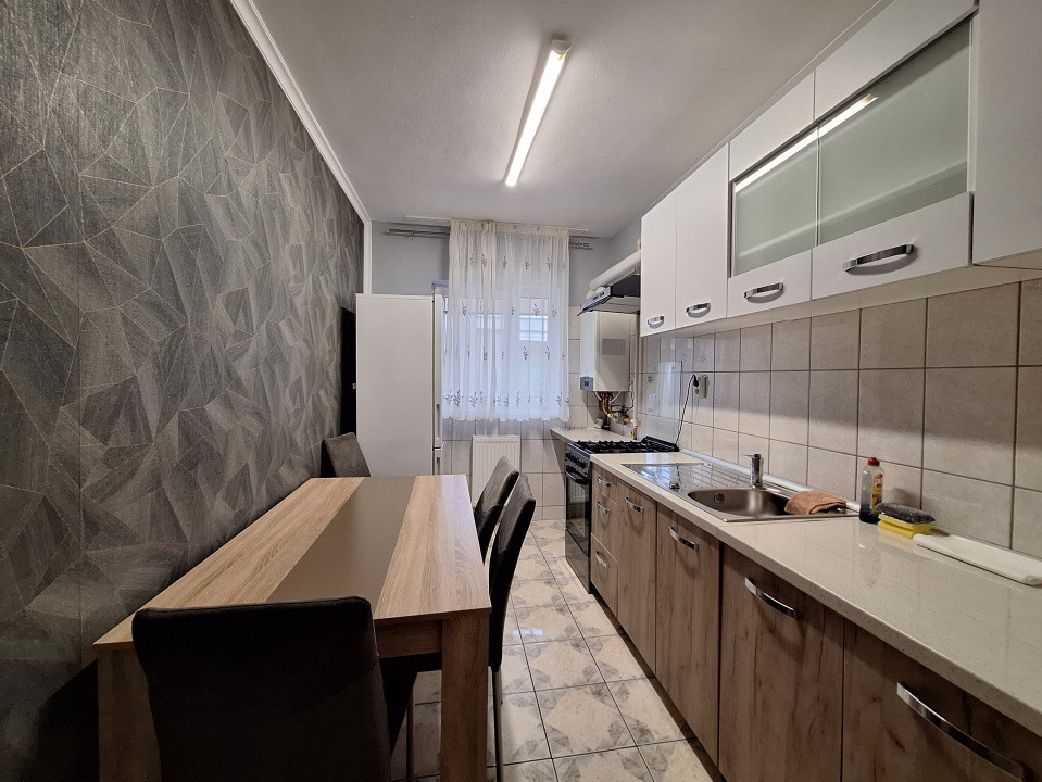 Apartament cu 2 camere, decomandat, parcare, zona Eroilor