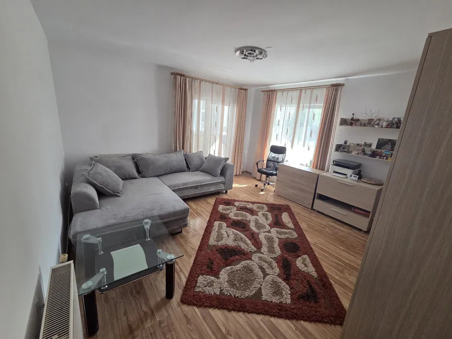 Apartament cu 2 camere, decomandat, parcare, zona Eroilor