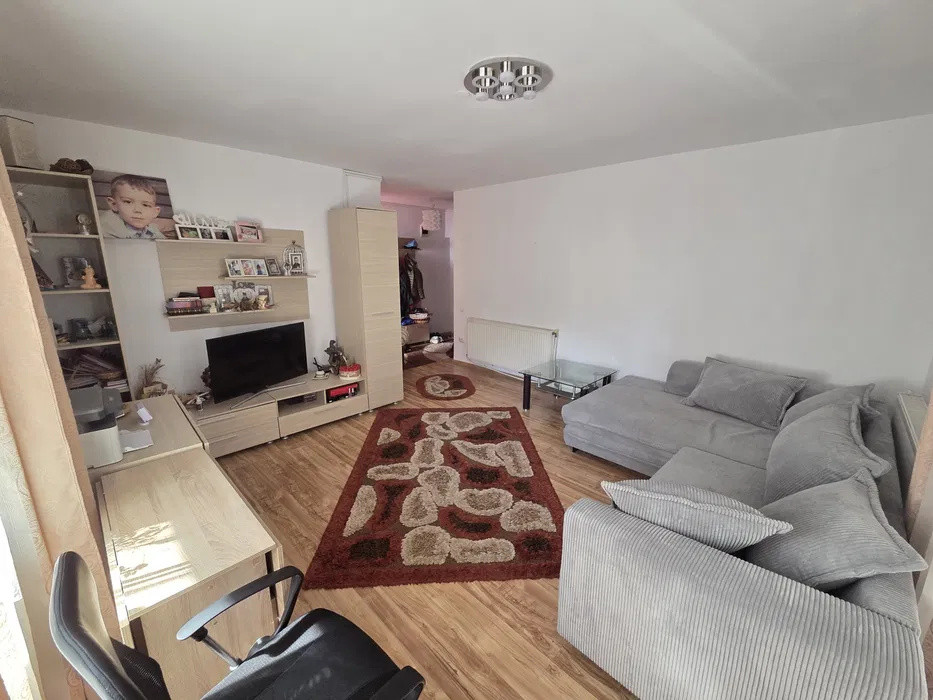 Apartament cu 2 camere, decomandat, parcare, zona Eroilor