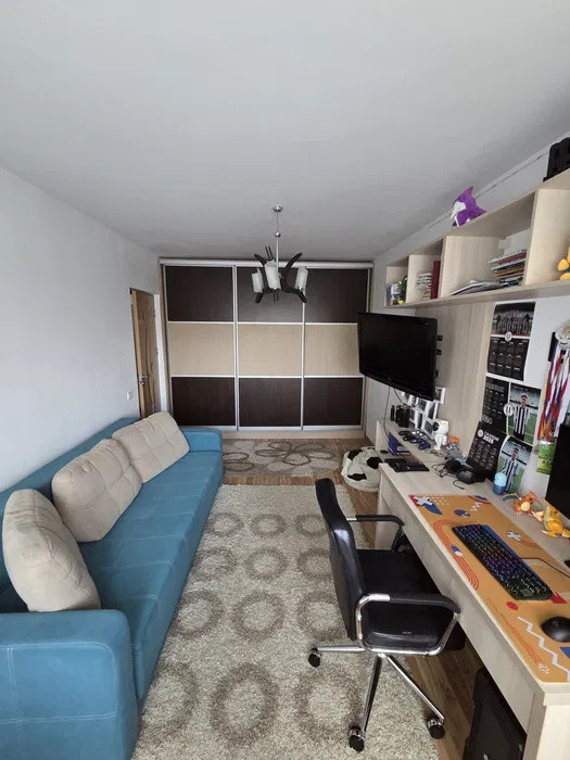 Apartament cu 2 camere, decomandat, parcare, zona Eroilor