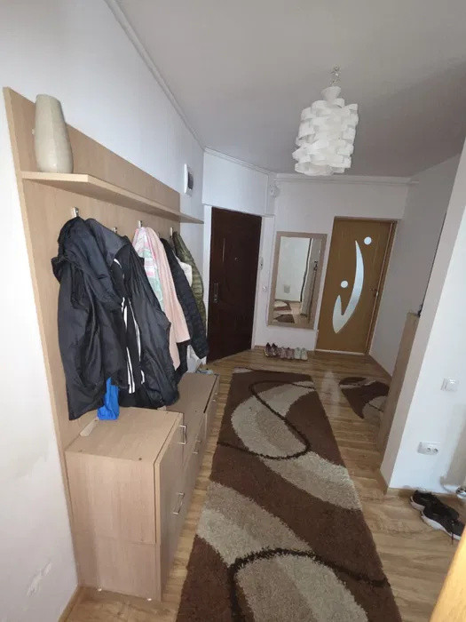 Apartament cu 2 camere, decomandat, parcare, zona Eroilor
