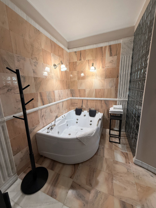 Apartament cu jacuzzi, 60 mp cu jacuzzi si terasa 16 MP, central