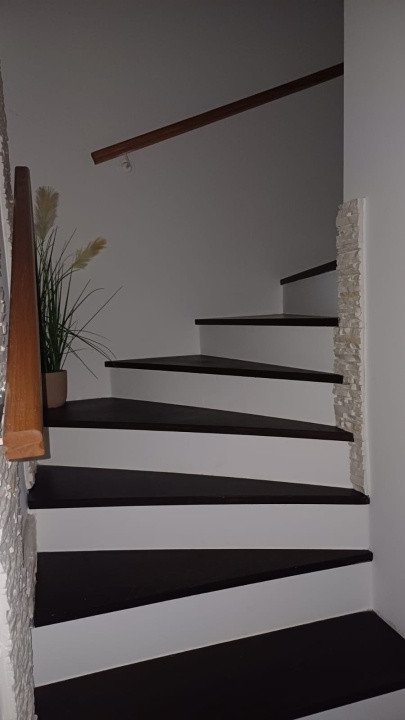 Duplex cu 6 camere,222mp,teren 444mp,terasă,parcare,Zona Baciu