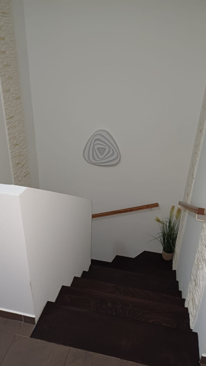 Duplex cu 6 camere,222mp,teren 444mp,terasă,parcare,Zona Baciu