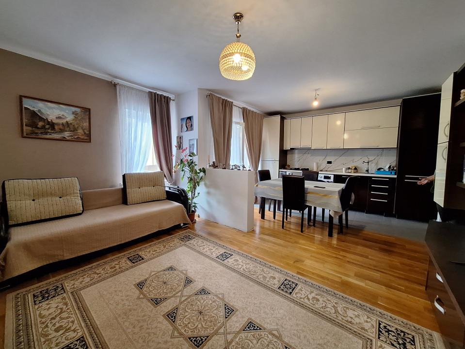 Apartament cu 3 camere, 64 mp, parcare, zona Terra