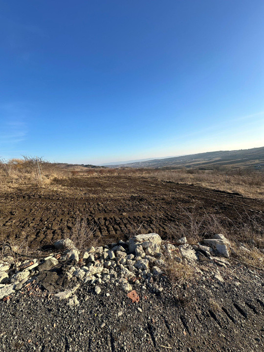 Parcele teren 600 mp – Valea Fânațelor – Acces drum, curent tras
