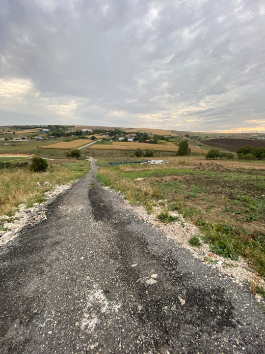 Parcele teren 600 mp – Valea Fânațelor – Acces drum, curent tras