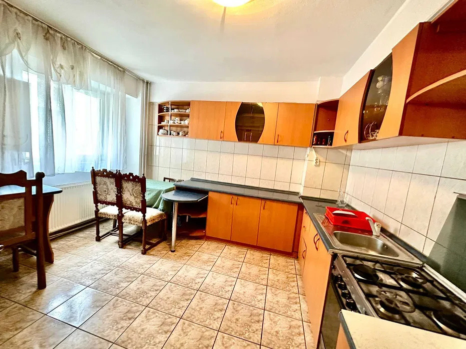 Apartament cu 3 camere,80mp,parcare, Zona Semicentrala