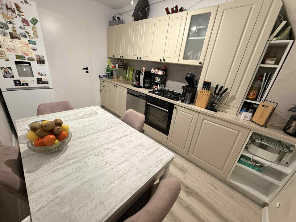 apartament cu 3 camere decomnadate,patrcare inclusa,zona Cetatii