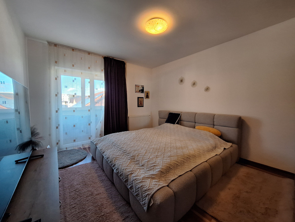 Apartament cu 2 camere, decomandat, 2 balcoane, zona Porii