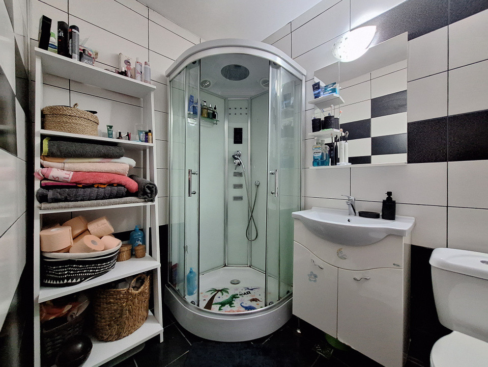 Apartament cu 2 camere, decomandat, 2 balcoane, zona Porii