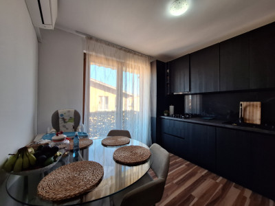Apartament cu 2 camere, decomandat, 2 balcoane, zona Porii