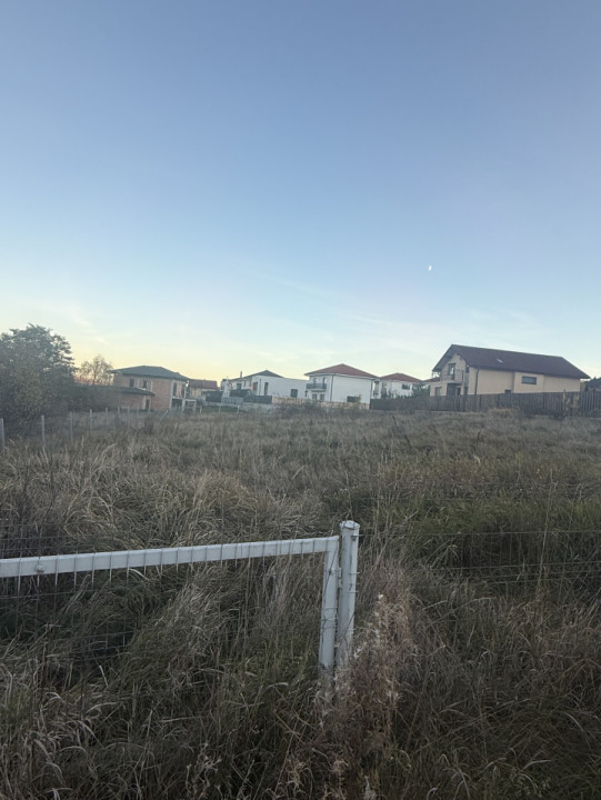 Teren intravilan 1700 mp, front 25 m – Chinteni, str. Decebal, asfalt, utilități