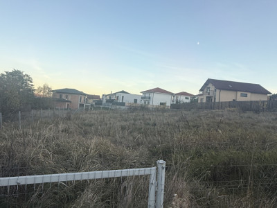 Teren intravilan 1700 mp, front 25 m – Chinteni, str. Decebal, asfalt, utilități