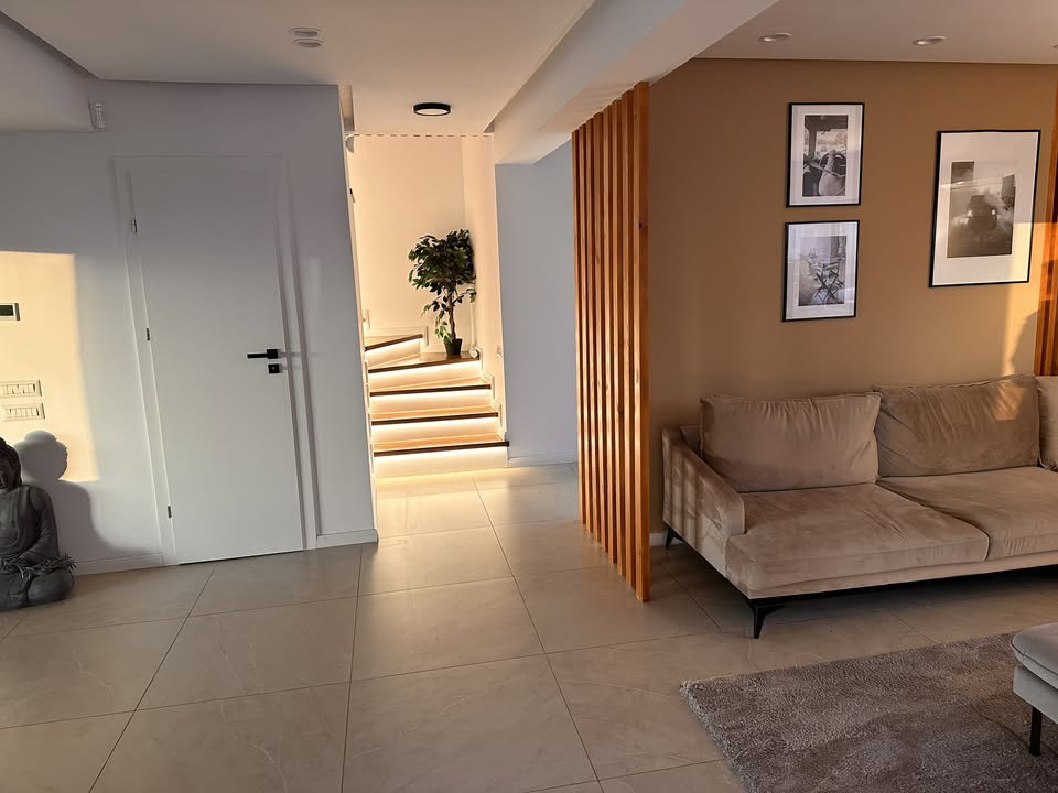 Casă SMART cu piscină și priveliște panoramică – Dezmir