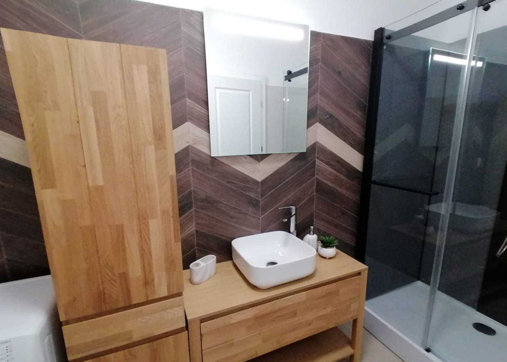Apartament 3 camere, 65 mp, etaj intemediar, bloc nou, parcare subterana, Centru