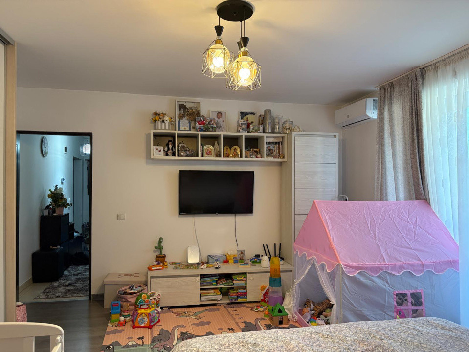 Apartament pe strada Florilor , 39 mp util , cu balcon , dormitor separat
