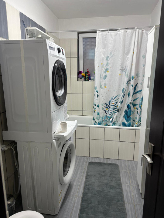 Apartament pe strada Florilor , 39 mp util , cu balcon , dormitor separat