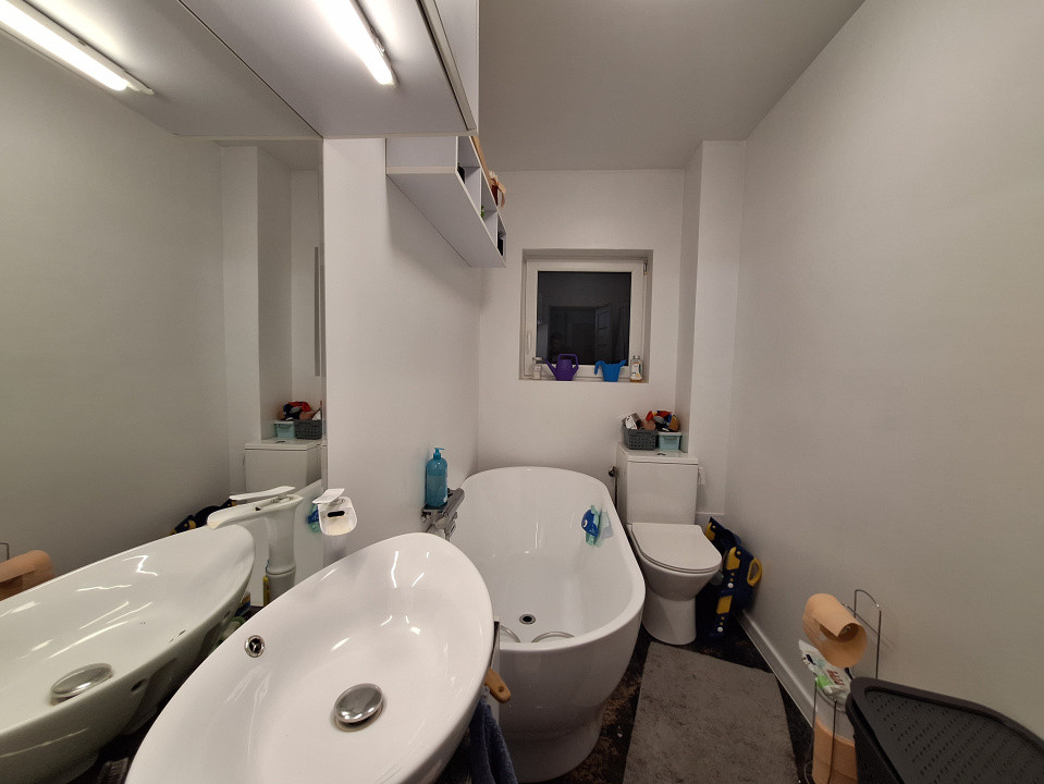 Apartament cu 3 camere, 2 bai, 2 parcari, zona Muzeul Apei