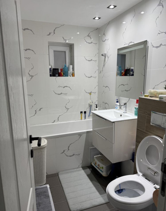 Apartament cu 3 camere, 65 mp, decomandat, 2 bai, balcon, zona Expo Transilvania