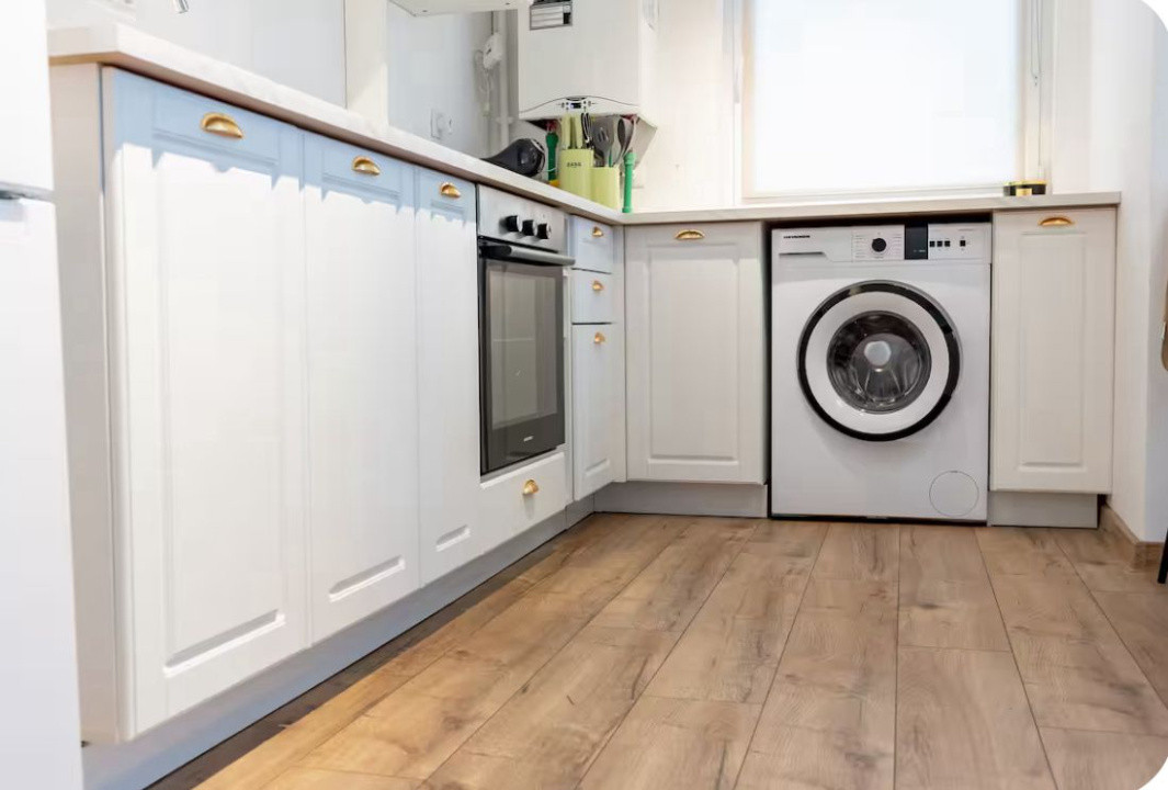 Apartament cu 3 camere, 67 mp, balcon, zona Teilor