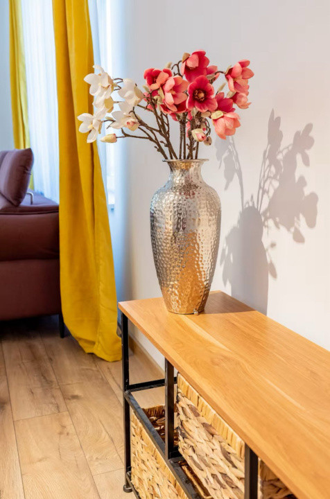 Apartament cu 3 camere, 67 mp, balcon, zona Teilor