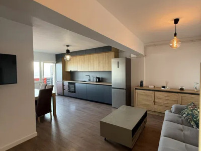 Apartament cu 3 camere, 57 mp, etaj intermediar, zona Petrom