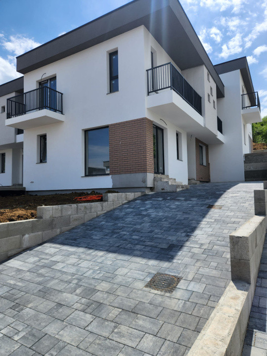 Casa tip cvatruplex,4 camere, mp teren, Zona Terra