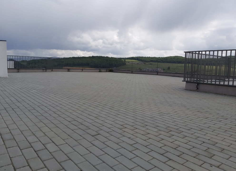 Penthouse , 4 camere, 200 mp utili, 400 mp terasele , zona Baciu 