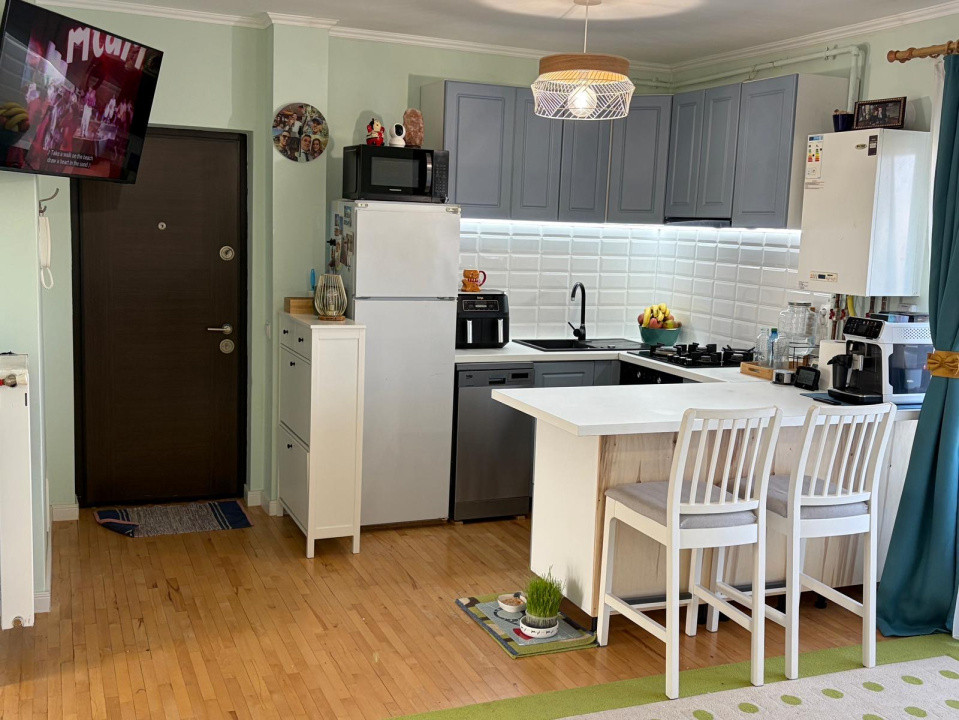 Apartament in zona Tineretului ,etaj 1 ,2 camere , 2 balcoane 