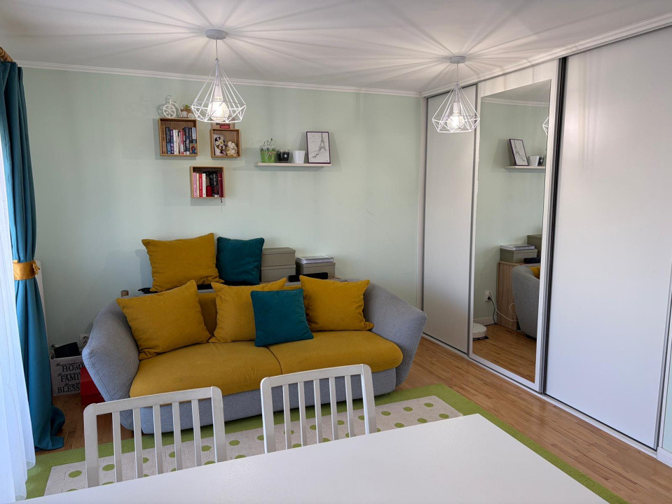 Apartament in zona Tineretului ,etaj 1 ,2 camere , 2 balcoane 