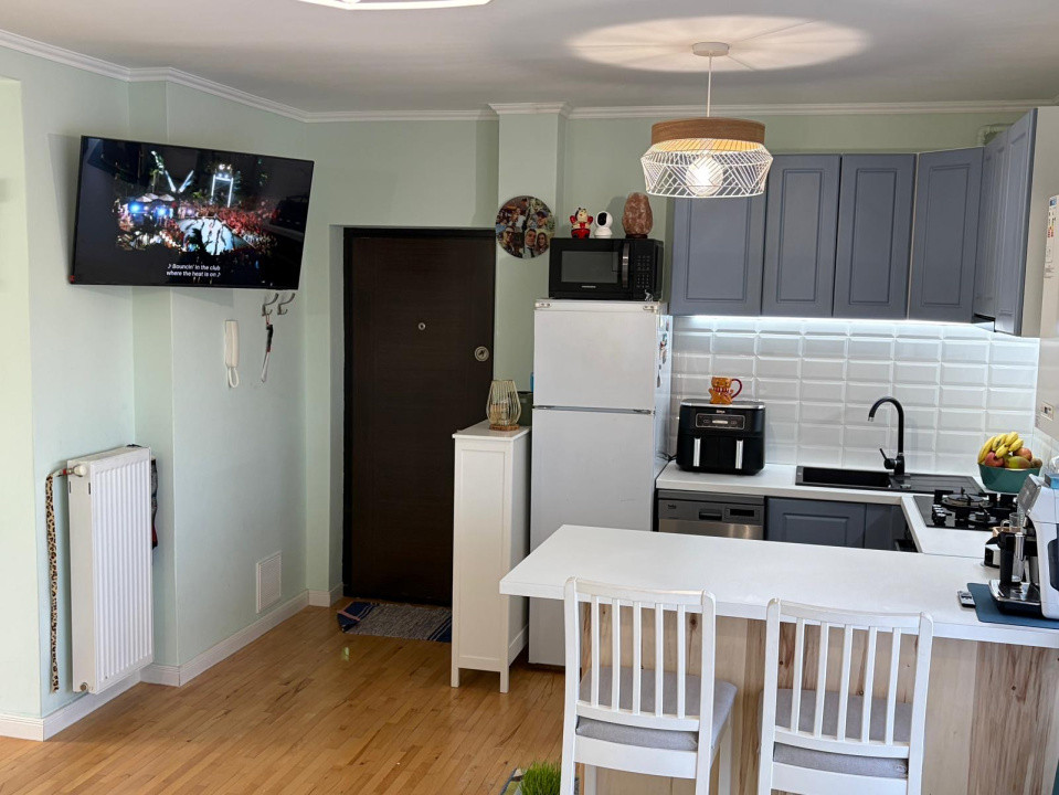Apartament in zona Tineretului ,etaj 1 ,2 camere , 2 balcoane 