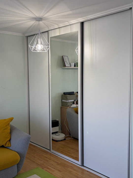Apartament in zona Tineretului ,etaj 1 ,2 camere , 2 balcoane 