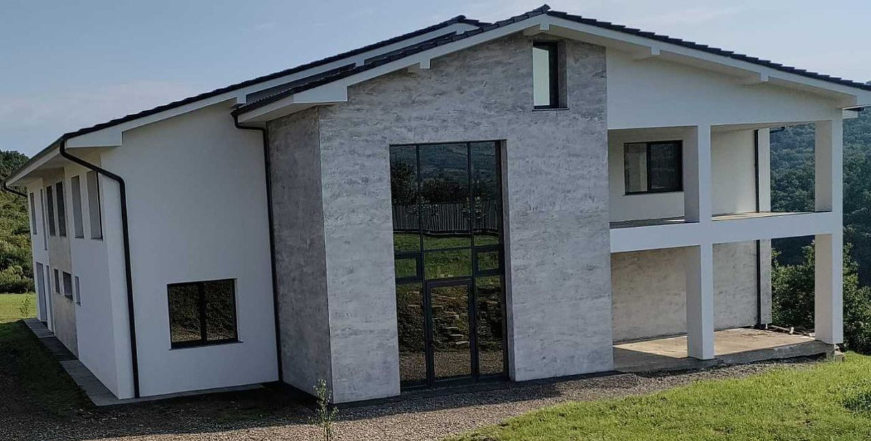 Oportunitate business , imobil 1270 mp utili,teren liber 1945 mp,Tauti