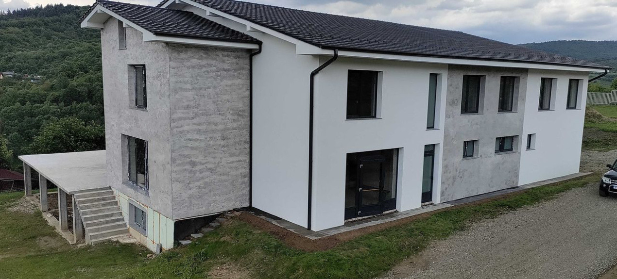 Oportunitate business , imobil 1270 mp utili,teren liber 1945 mp,Tauti