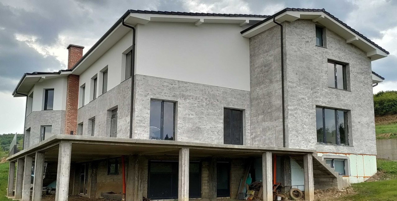 Oportunitate business , imobil 1270 mp utili,teren liber 1945 mp,Tauti