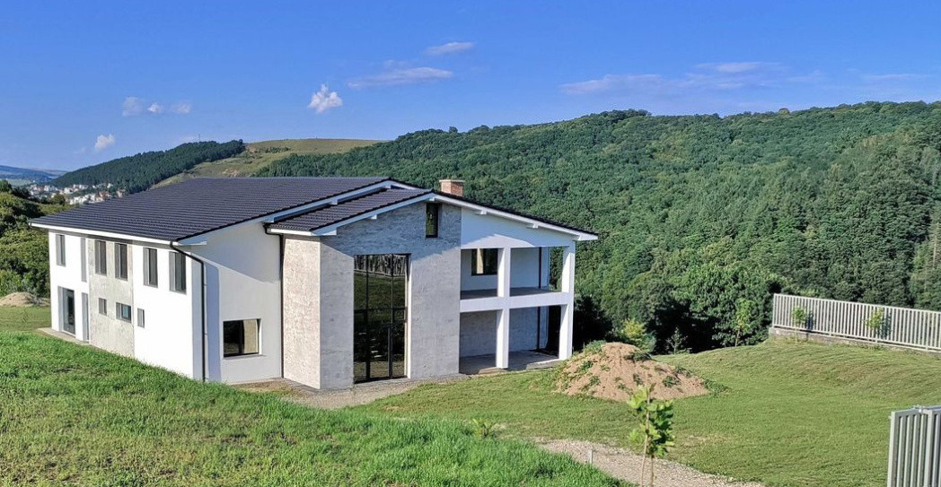Oportunitate business , imobil 1270 mp utili,teren liber 1945 mp,Tauti